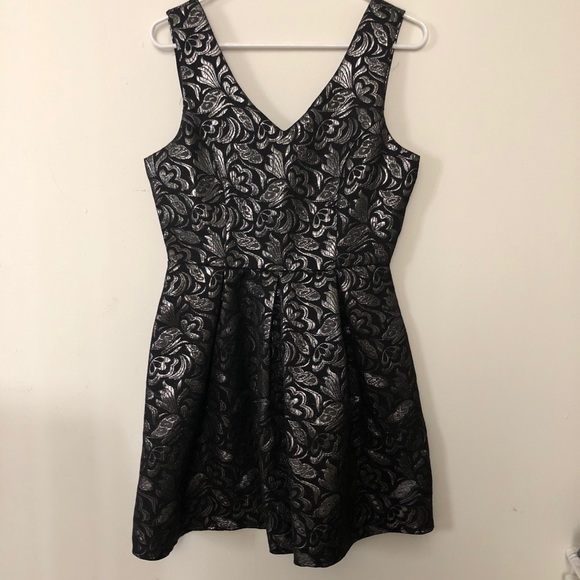 One ❤️ Clothing Dresses & Skirts - Silver and Black shortie dress